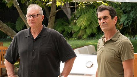 Modern Family (S10E02): Kiss and Tell Summary - Season 10 Episode 2 Guide