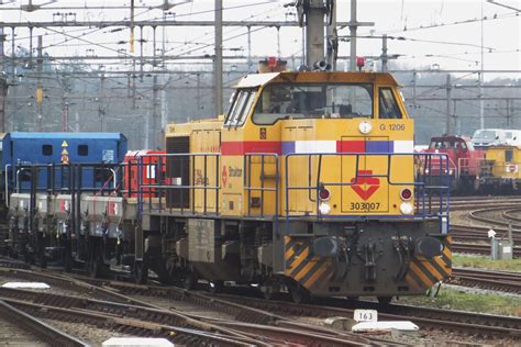 Strukton's newby: 1756 hauls an engineering train through Tilburg ...