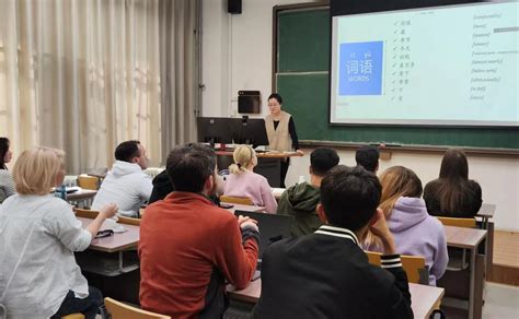 留学生在青岛：学中文用AI，感受中国独特魅力
