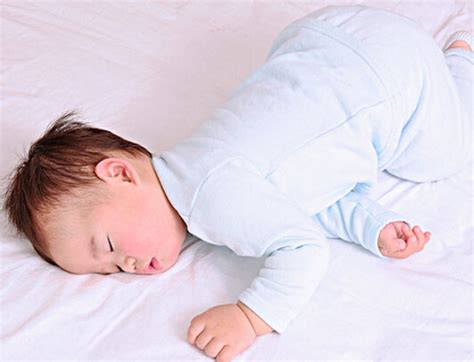 天,新生婴儿躺床上高清图片下载-正版图片300541717-摄图网