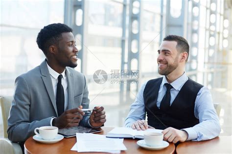 两个人在谈生意时高清图片下载-正版图片505057283-摄图网