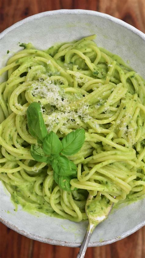 Creamy Avocado Pasta Sauce (Green Pasta) - Alphafoodie