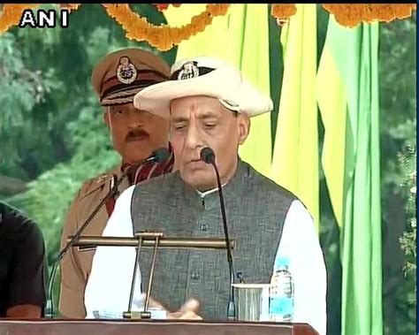 हैदराबाद में CISF के पासिंग आउट परेड का निरीक्षण करते केंद्रीय ...