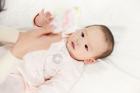 照顾婴儿宝宝入睡的月嫂保姆高清图片下载-正版图片501728710-摄图网