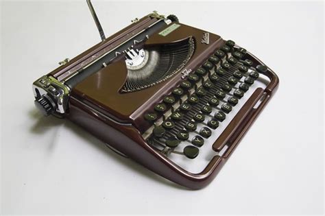 Groma Kolibri typewriter