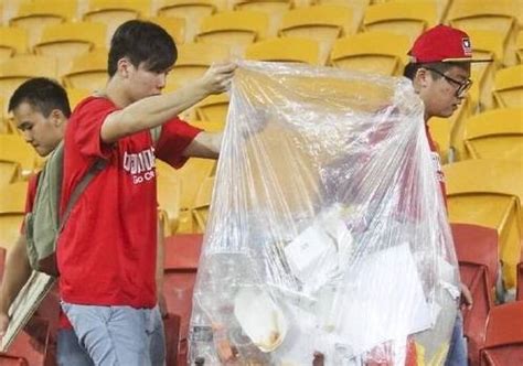 日本球迷又上热搜了 赛后看台捡垃圾引全球关注 - Chinadaily.com.cn