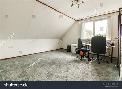 Empty Computer Room 的图像结果