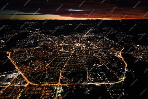 Buildings Night Window View 的图像结果