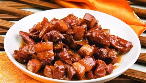 红烧肉正宗南方版的做法，做时焯水一下，肥而不腻，味道非常好吃_五花肉