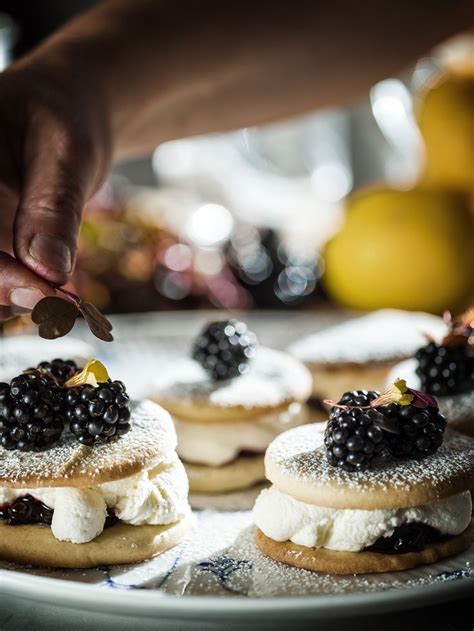 Sprød mørdej, luftig creme og sød glasur. Medaljer har det hele! Vil du ...