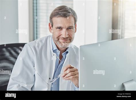 Doctor Using Computer 的图像结果