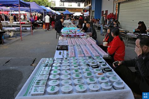 腾冲玉石街，具有500年历史，缅甸玉石商人生意做得风生水起|琥珀|牌坊|腾冲_新浪新闻
