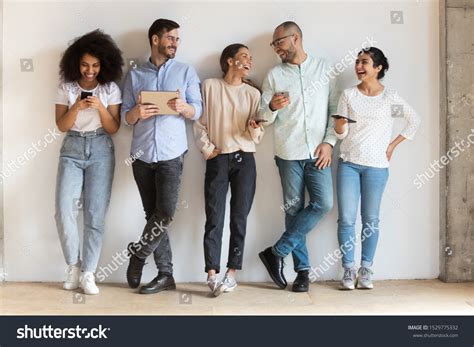 People Standing in a Row 的图像结果