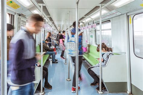 城市出行乘客乘坐地铁高清图片下载-正版图片500281107-摄图网