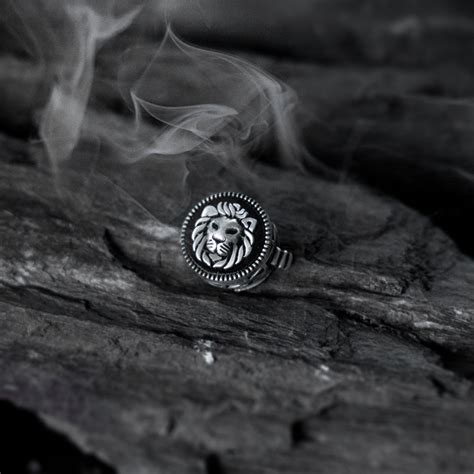 Lion's Pride Button Clip (Black) – Zeev for Men