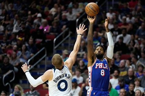 Paul George sale del encuentro de los 76ers de pretemporada con una ...