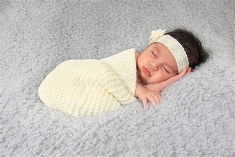 新出生的女婴 库存照片. 图片 包括有 新出生的女婴 - 46978490