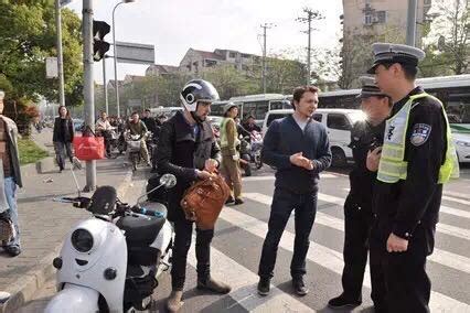 外国留学生交通违法不断，上海交警进大学宣传交通安全|交通违法整治|外国留学生_凤凰资讯