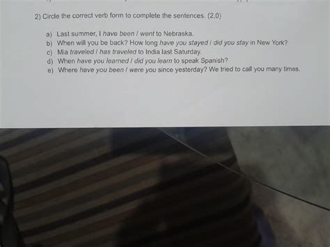 Circle the correct verb form to complete the sentences - brainly.com.br