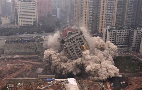 重庆20层高楼爆破拆除全过程仅2秒-BIM建筑网