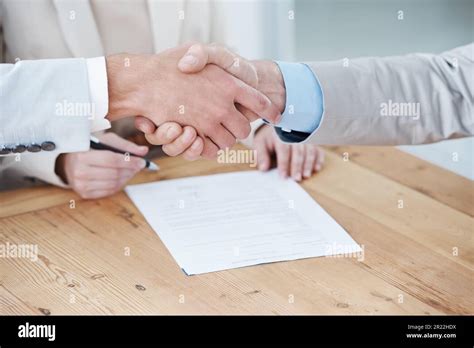Business Man Shaking Hands 的图像结果