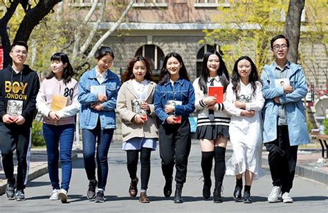 天津：高校留学生身着汉服同唱“中国年”