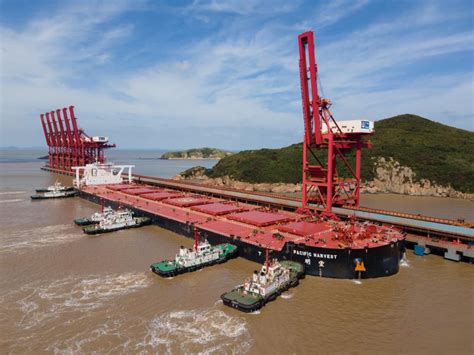 宁波舟山港年货物吞吐量首破12亿吨，连续13年位居全球第一