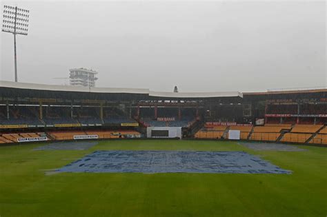 Chinnaswamy Stadium Weather LIVE Updates: Rain stops & covers off in ...