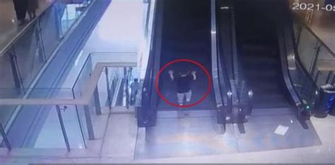 长沙男童被商场扶梯夹断三根手指-手被电梯门夹后了怎么办-怎样预防孩子发生意外事故 - 见闻坊