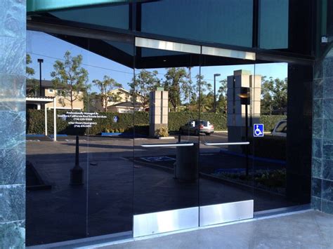 Storefront Window Installation 的图像结果