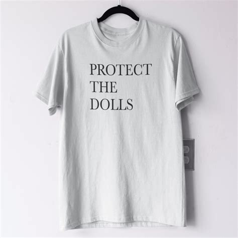 T-Shirt Classic Protect The Dolls em Flutuante