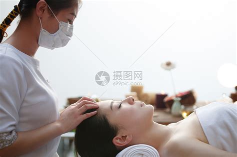 身体保健美容院年轻女人在户外做SPA高清图片下载-正版图片501921303-摄图网