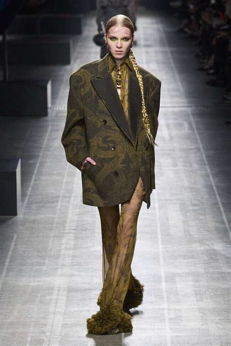GRAZIA'S A/W 2024 Trend Report: Big Shoulders Make Bold Statements ...