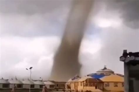 望而生畏！巨型龙卷风突袭内蒙古，上百顶蒙古包被夷为平地！_凤凰网视频_凤凰网