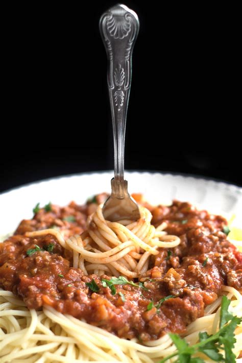 Quick & Easy Spaghetti Bolognese {Meat Sauce} - Delicious Comfort Food