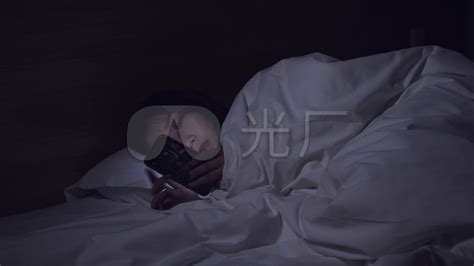 睡眠研究证实：睡前刷手机8分钟，大脑将持续兴奋1小时，夜间玩手机的人更容易抑郁 - 知乎