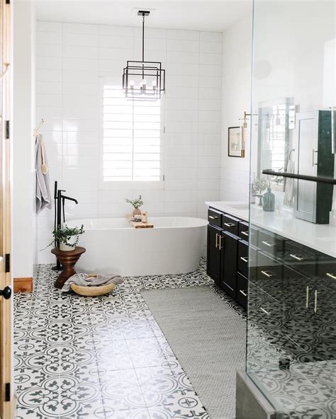 30 Classic Black And White Tile Bathroom Ideas You Will Love - Fresh ...
