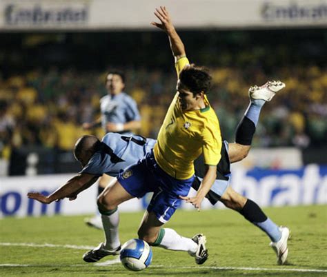 图文：世预赛巴西VS乌拉圭 卡卡被铲倒-搜狐体育