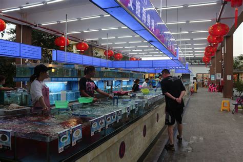 带你看真实的海南三亚海鲜市场，一只大龙虾160元，贵吗？