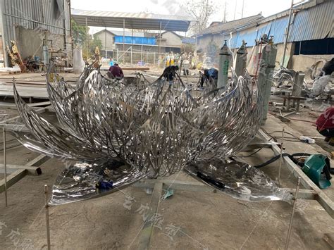 不锈钢镂空树叶圆球雕塑-河北宏通雕塑实体工厂
