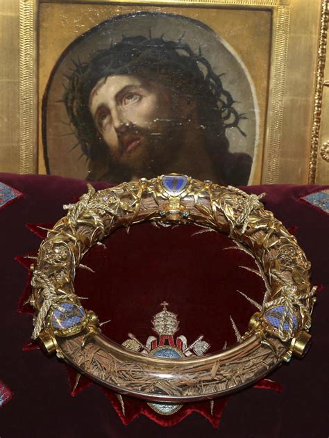 Exhiben la corona de espinas de Jesús en París