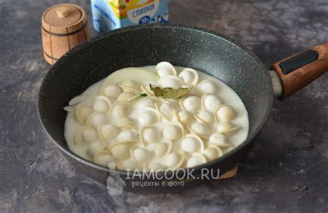 Пельмени со сливками на сковороде — рецепт с фото пошагово