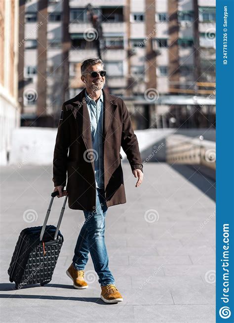 Casual Business People Walking 的图像结果