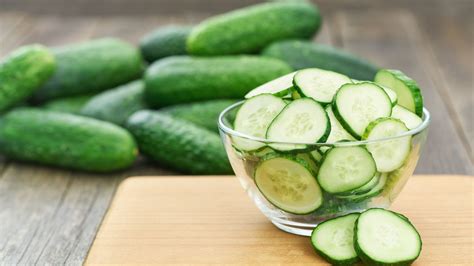 Cucumber Peel Benefits: खीरा ही नहीं बल्कि इसका छिलका भी शरीर के लिए ...