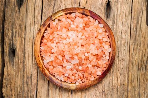 Himalayan pink salt in container healthy mineral | Premium Photo