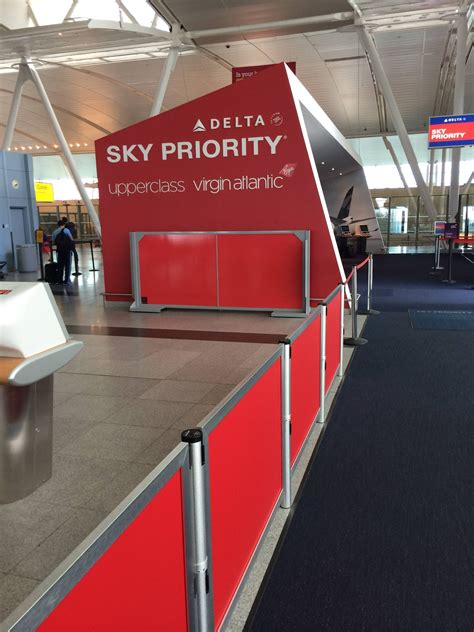 Sala VIP Delta Sky Club no Aeroporto de Nova York (JFK) - Passageiro de ...