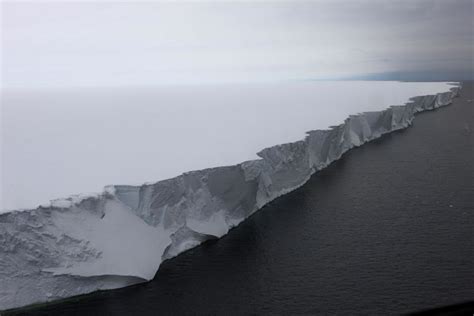 南极冰川墙，雄伟的蓝白冰墙，前门 库存图片. 图片 包括有 粉碎, 反射, 冰山, 入口, 天堂, 巨大 - 172002871