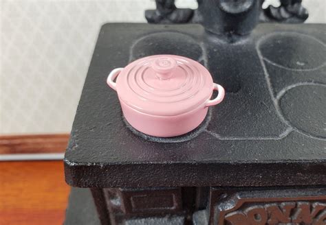 Dollhouse Small Dutch Oven Pot with Removeable Lid Pink 1:12 Scale ...