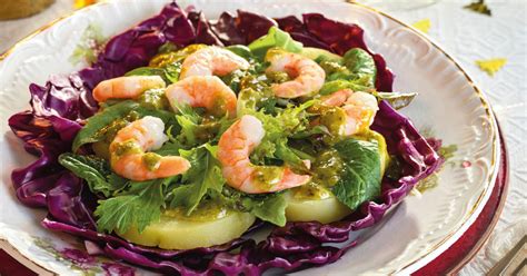 Ensalada de patata con langostinos y salsa de pesto