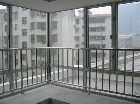 高层窗户防护栏要怎么设置 窗户防护栏材质选购_住范儿